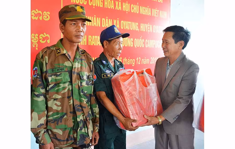  Bí thư Huyện ủy Chư Prông Bùi Viết Hội (bìa phải) tặng quà cho lực lượng bảo vệ biên giới Campuchia. Ảnh: V.H