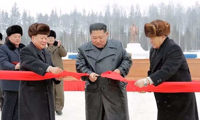 Ông Kim Jong-un cắt băng khánh thành Samjiyon hôm 2-12. Ảnh: KCNA