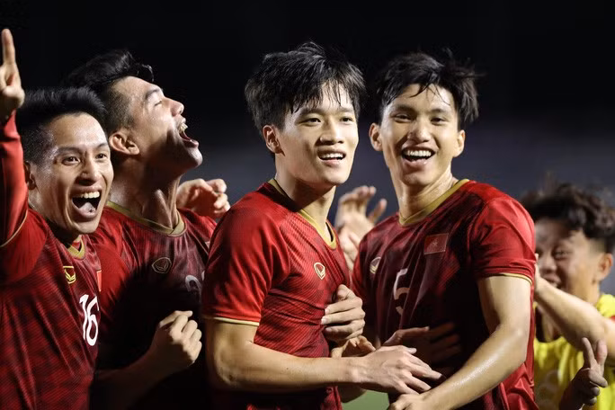 Hoàng Đức cùng đồng đội ăn mừng chiến thắng kịch tính hôm 1-12 - Ảnh: Quang Liêm Hoàng Đức cùng đồng đội ăn mừng chiến thắng kịch tính hôm 1-12 - Ảnh: Quang Liêm