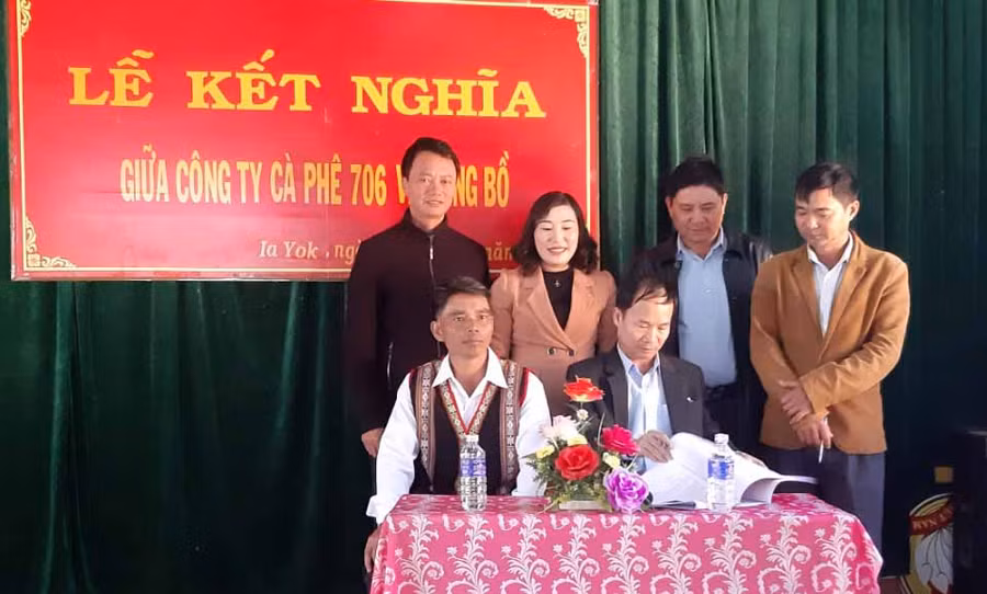 Ký kết giữa Công ty Cà phê 706 và làng Bồ. Ảnh: Minh Thoan