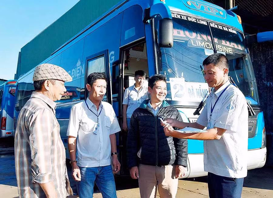 Công ty TNHH một thành viên Hồng Hải Gia Lai phục vụ hành khách tuyến Pleiku-Đà Nẵng bằng xe Limousine. Ảnh: Đức Thụy