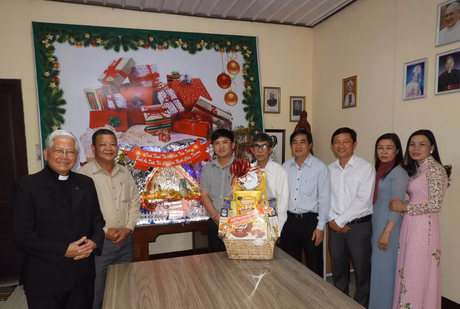 Ban Tôn giáo tỉnh thăm Giáo xứ Đức An, TP. Pleiku. Ảnh: Thanh Nhật