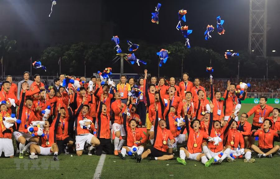 Đội U22 Việt Nam nhận tấm huy chương Vàng lịch sử tại Sea Games. (Ảnh: Hoàng Linh/TTXVN)