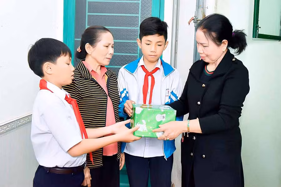 Bà Phạm Thị Trà My-Chủ tịch hội khuyến học phường thống nhất (TP. Pleiku) tặng quà và động viên thăm hỏi gia đình học sinh có hoàn cảnh khó khăn. Ảnh: Đức Thụy