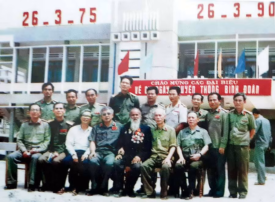  Thượng tướng Đặng Vũ Hiệp (ngồi giữa) cùng Anh hùng Núp và một số tướng lĩnh Mặt trận Tây Nguyên trong dịp kỷ niệm 15 năm Ngày thành lập Quân đoàn 3. Ảnh H.T