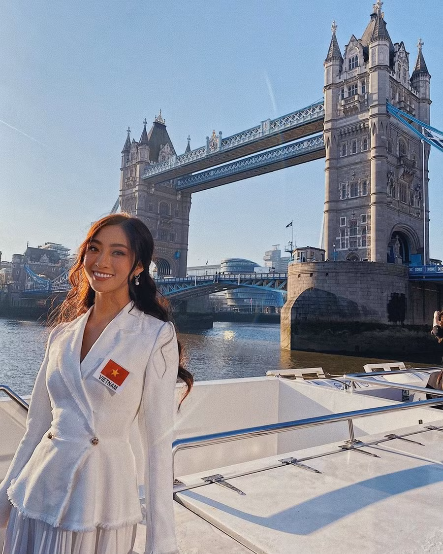 Miss World là cuộc thi đề cao tấm lòng nhân ái nên suốt quá trình thi, Lương Thùy Linh luôn diện những mẫu đầm thanh lịch với những gam màu đơn giản nhưng vẫn thể hiện được gu thời trang thanh lịch. Ảnh: FBNV. 