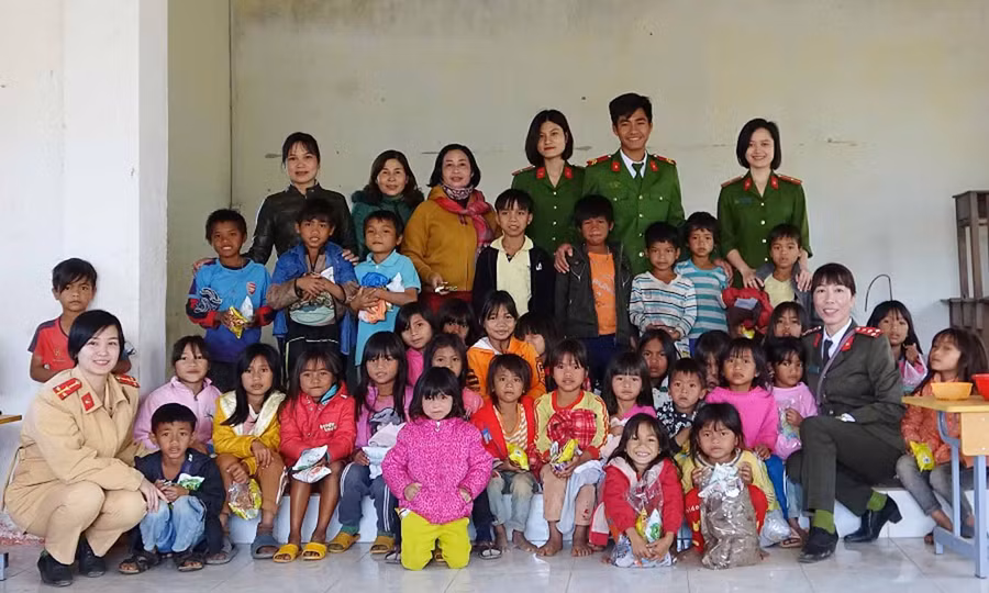 Quang cảnh buổi tặng áo ấm cho các em học sinh có hoàn cảnh khó khăn. Ảnh: Hà Phương