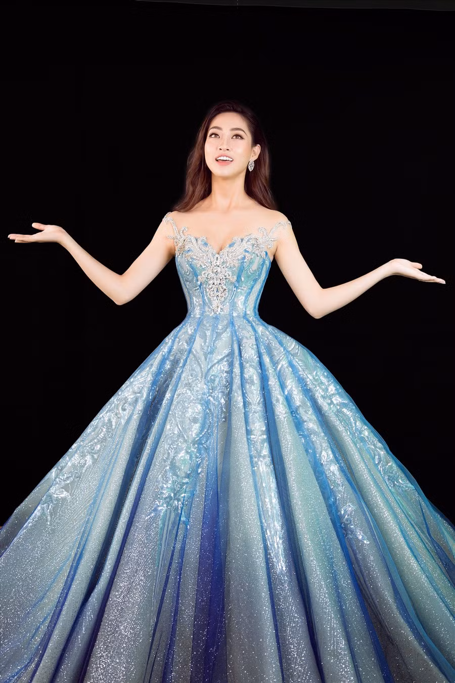 Giọng hát của Lương Thuỳ Linh nhận được nhiều lời khen ngợi. Nữ ca sĩ Phương Vy nhận xét: “Thuỳ Linh có chất giọng nhẹ nhàng và phát âm tiếng anh rất chuẩn, khi hát rõ lời và truyền cảm. Vy hy vọng Linh hãy luôn nhớ thông điệp bài hát là gì và tin vào thông điệp đó để truyền tải đến trái tim khán giả qua lời hát cảm xúc của mình. Như vậy, Linh sẽ truyền tải được bài hát một cách tròn trịa nhất theo cách của Linh”. Ảnh: SV.