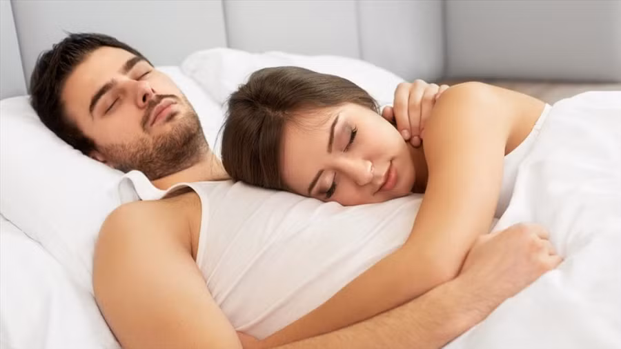 Sự kết nối và yêu thương của chồng dành cho vợ cả trong giấc ngủ. Sự kết nối và yêu thương của chồng dành cho vợ cả trong giấc ngủ.