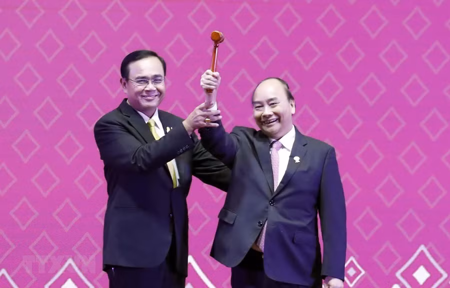  Trong ảnh: Thủ tướng Nguyễn Xuân Phúc nhận búa Chủ tịch ASEAN từ Thủ tướng Thái Lan Prayuth Chan-o-cha. (Ảnh: Thống Nhất/TTXVN)