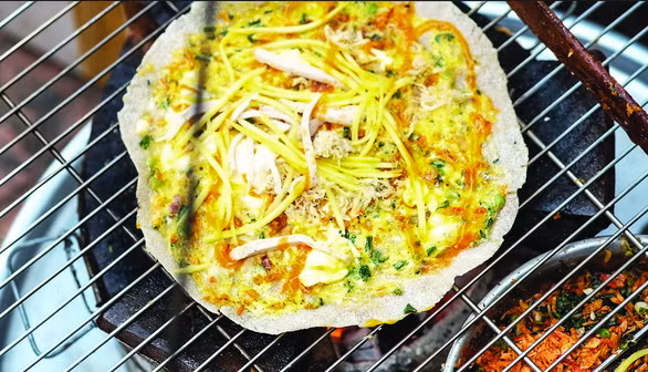 Bánh tráng nướng Đà Lạt thoạt nhìn giống pizza và tổng hợp rất nhiều nguyên liệu dễ tìm mua - Ảnh: M.VINH