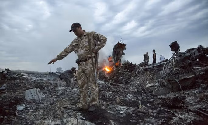  Hiện trường vụ rơi máy bay MH17 năm 2014. Ảnh: AP