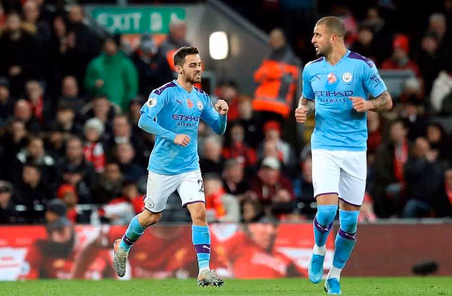 Silva có bàn thắng rút ngắn tỷ số, nhưng đó là chưa đủ giúp Man City có trận thua đậm. Ảnh: DM