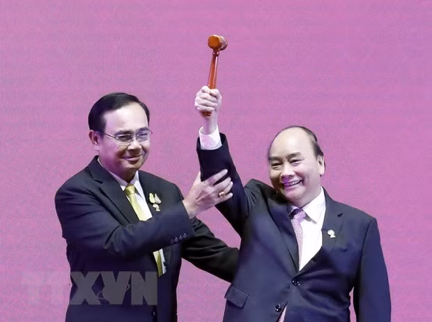 Thủ tướng Nguyễn Xuân Phúc nhận búa Chủ tịch ASEAN từ Thủ tướng Thái Lan Prayuth Chan-o-cha. (Ảnh: Thống Nhất/TTXVN)