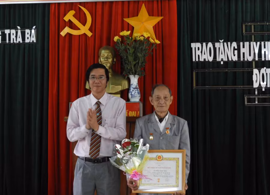  Trao tặng huy hiệu Đảng tại Đảng bộ TP. Pleiku. Ảnh: thanh Nhật