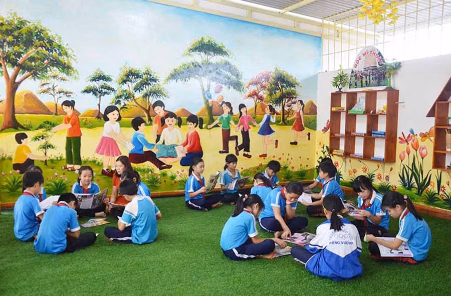  Học sinh Trường Tiểu học Hùng Vương (thị trấn Chư Prông) đọc sách tại thư viện đa năng. Ảnh internet