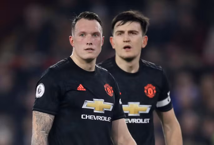 "Tội đồ" Phil Jones dẫn đến bàn thua đầu tiên "Tội đồ" Phil Jones dẫn đến bàn thua đầu tiên