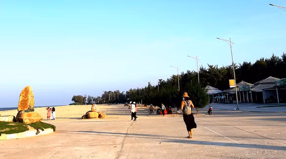 Cửa biển Hòa Duân 20 năm trước giờ đã trở thành bãi biển du lịch - Ảnh: MINH TỰ