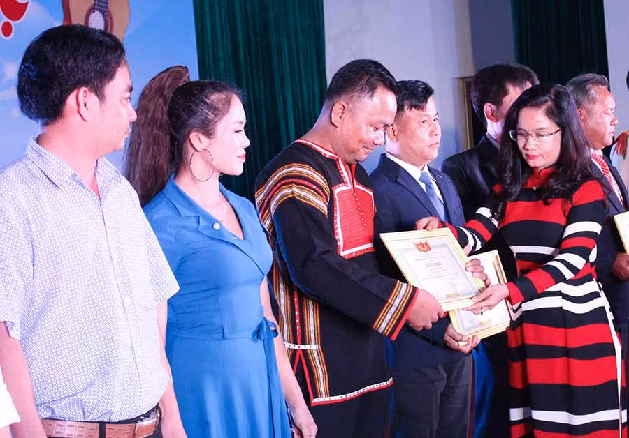  Bà Bùi Khoa Nghi-Phó Giám đốc Sở GD-ĐT trao thưởng cho các đơn vị đạt giải nhì. Ảnh: M.T