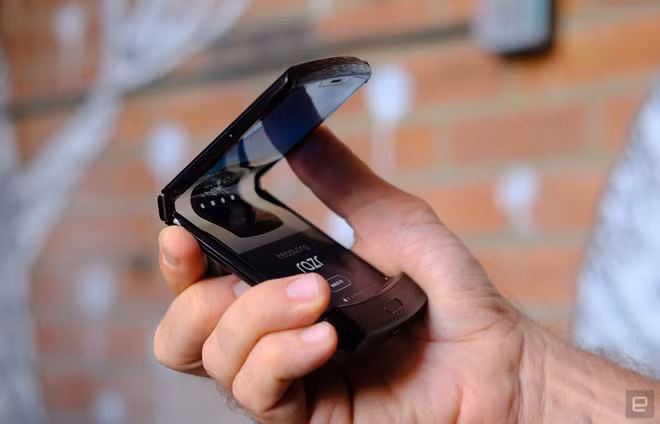 Razr với bản lề gập nằm ngang- Ảnh: Chụp màn hình