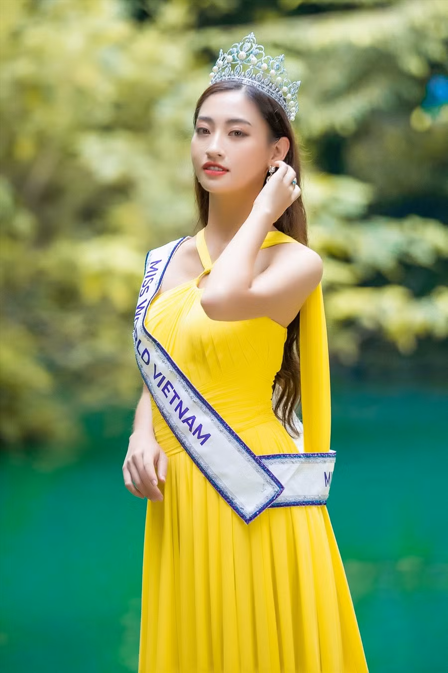  Với thành tích IELTS 7.5, Lương Thuỳ Linh đã thể hiện được lợi thế của mình khi tự tin “bắn” tiếng anh trong đoạn clip gửi tới Miss World. Ảnh: Minh Đức.