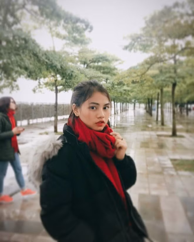 Bác sĩ của đoàn thể thao Việt Nam có đôi mắt to tròn, nước da trắng và khuôn miệng tươi. Cô nàng được đánh giá là xinh đẹp không kém cạnh bất kỳ hot girl nào. 