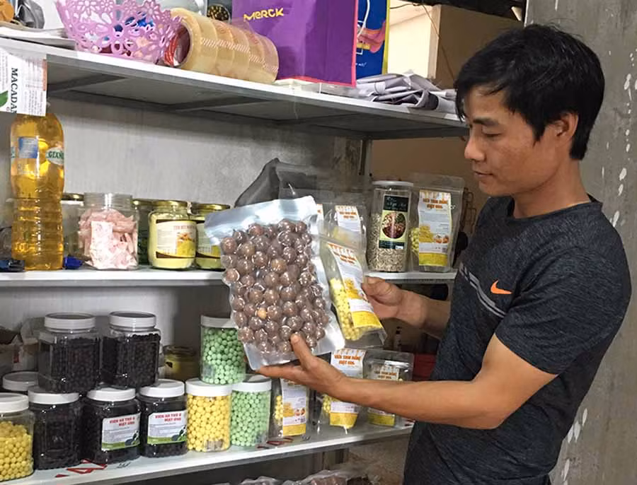  Anh Nguyễn Đình Thanh và các sản phẩm do Công ty Sami Gia Lai chế biến. Ảnh: V.T