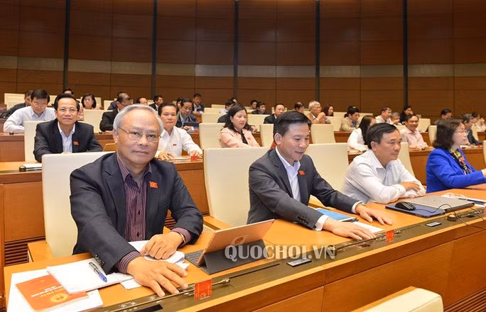 Các đại biểu Quốc hội bấm nút thông qua Bộ Luật Lao động (sửa đổi) năm 2019 - Ảnh: Quochoi.vn