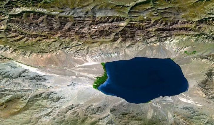 Hồ Mono, nằm ở Sierras, Đông California, mặn hơn gấp ba lần so nước biển và có độ pH kiềm là 10.
