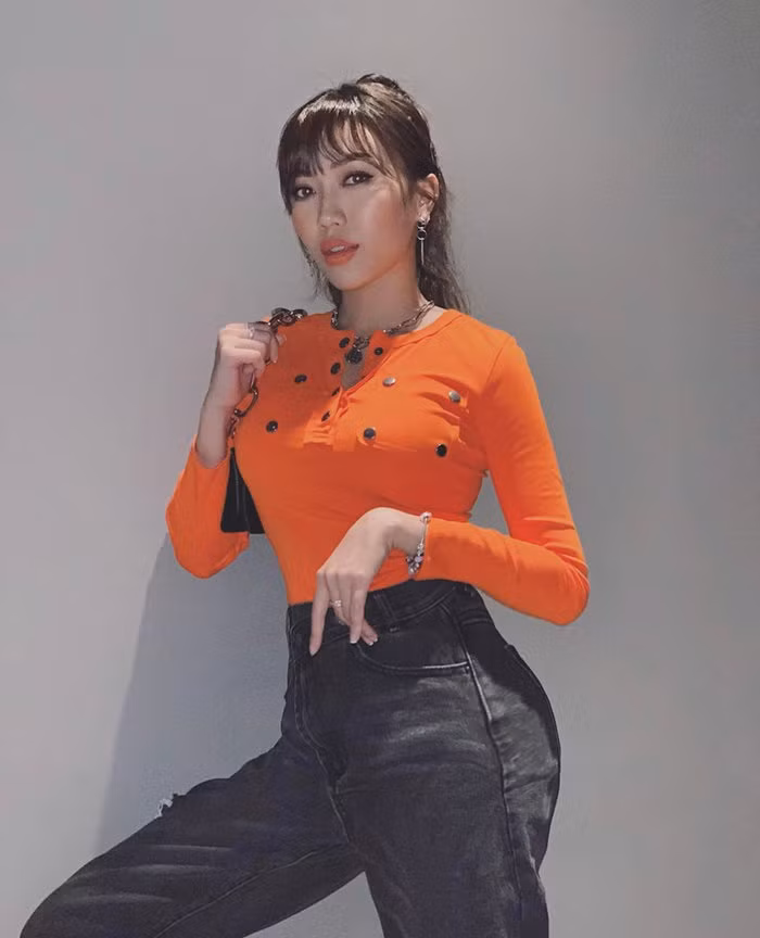 Dù trang điểm đậm Diệu Nhi nhìn vẫn ngọt ngào