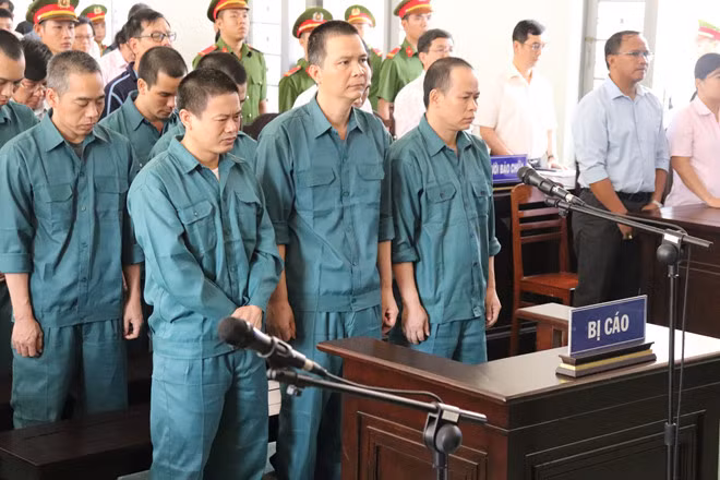 12 bị cáo bị đưa ra xét xử trong vụ án buôn lậu xăng xầu của Công ty Dương Đông Hòa Phú, tháng 12.2018 - Ảnh: Quế Hà