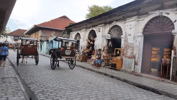 Đường phố Vigan chủ yếu là xe ngựa và xe ba bánh với thùng xe bên hông đủ màu sắc