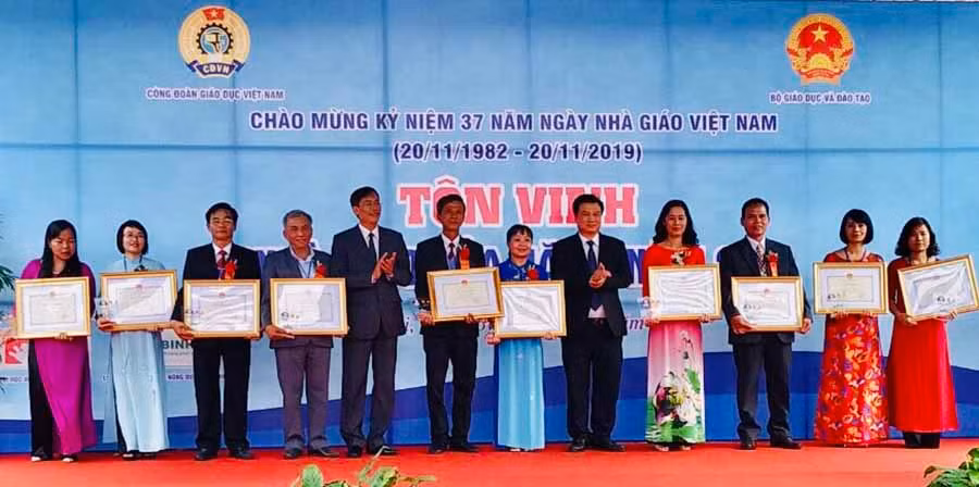 Thầy Cao Xuân Hà (thứ 4 bên trái qua) vinh dự được Bộ trưởng Bộ Giáo dục và Đào tạo tặng Bằng khen “Nhà giáo tiêu biểu của năm 2019” (Ảnh do nhân vật cung cấp) Thầy Cao Xuân Hà (thứ 4 bên trái qua) vinh dự được Bộ trưởng Bộ Giáo dục và Đào tạo tặng Bằng khen “Nhà giáo tiêu biểu của năm 2019” (Ảnh do nhân vật cung cấp)