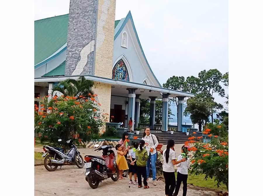 Nhà thờ Giáo xứ Tiên Sơn (xã Tân Sơn, TP. Pleiku). Ảnh: H.C Nhà thờ Giáo xứ Tiên Sơn (xã Tân Sơn, TP. Pleiku). Ảnh: H.C