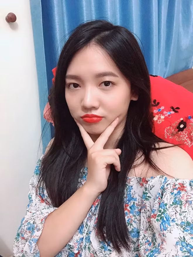 Hari Won có hai người em gái xinh đẹp, từng gây sốt khi xuất hiện trong lễ cưới của cô với Trấn Thành là Rudya Yoo và Maria Yoo. Nếu như Maria Yoo khá kín tiếng vì đang sinh sống ở Hàn Quốc thì Rudya, cô em út lại gây chú ý khi thỉnh thoảng xuất hiện cùng chị gái tại các sự kiện - Ảnh: FBNV