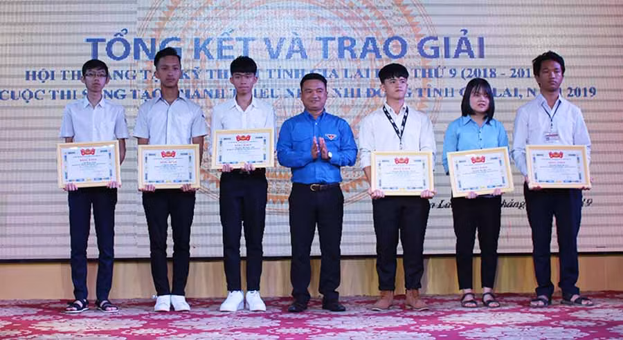Ban Chấp hành Tỉnh Đoàn tặng bằng khen cho 7 cá nhân là các tác giả, thành viên thuộc nhóm tác giả đã đạt giải tại cuộc thi. Ảnh: P.L
