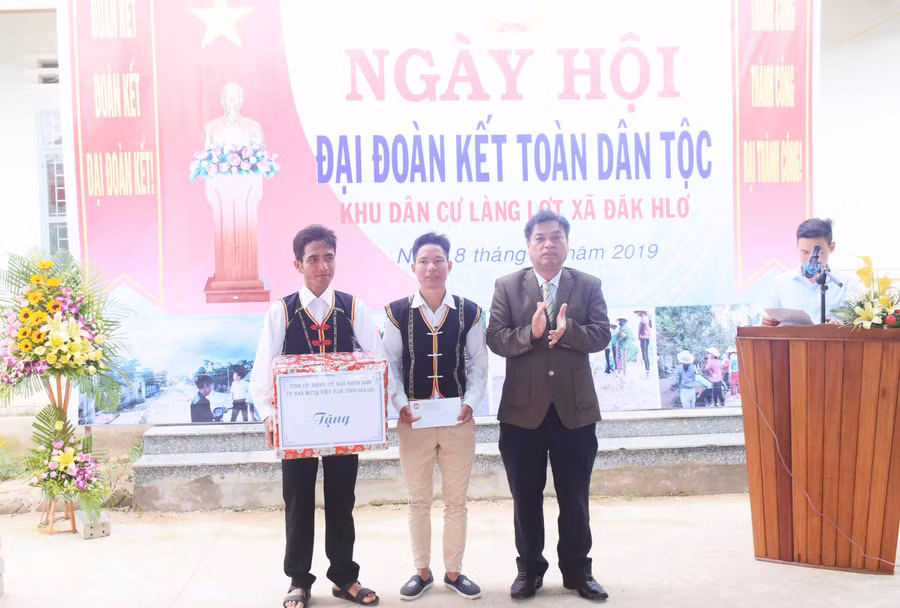 Phó Chủ tịch UBND tỉnh Kpă Thuyên tặng quà cho nhân dân làng Lợt, xã Đak Hlơ, huyện Kbang. Ảnh: Minh Nguyễn