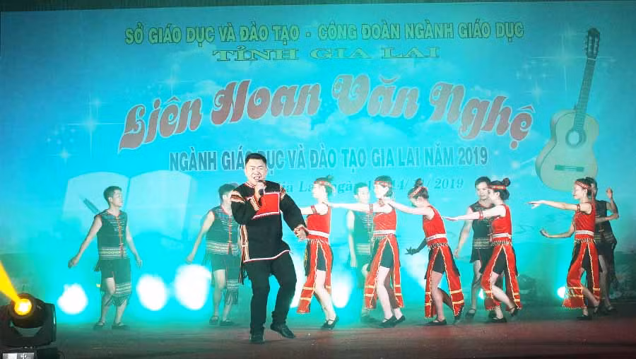 Thầy giáo Ksor Kốp (đơn vị Phòng GD-ĐT huyện Kông Chro) tự tin biểu diễn tiết mục đơn ca Suối hát Ây Rây. Ảnh: Mộc Trà