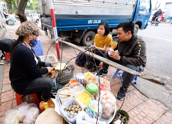  Du khách vui vẻ chờ ăn bánh tráng nướng Đà Lạt - Ảnh: M.VINH