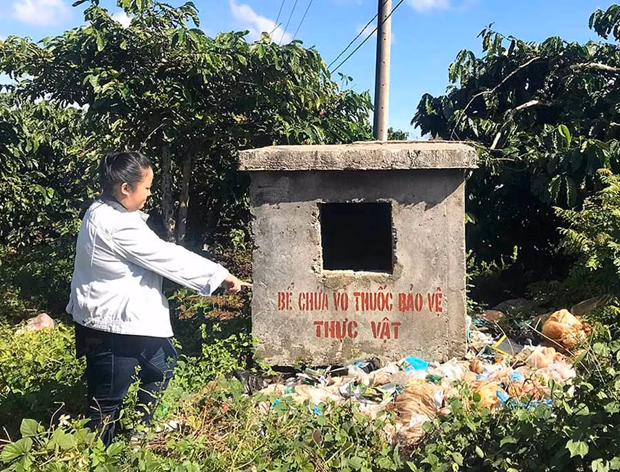  Bể chứa vỏ thuốc bảo vệ thực vật tại xã Ia Dêr. Ảnh: H.P