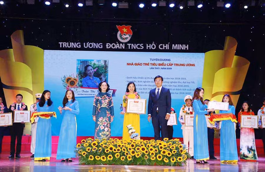 Cô giáo trẻ Trần Thị Kim Loan vinh dự được nhận bằng khen của Trung ương Đoàn TNCS Hồ Chí Minh. Ảnh: Kim Loan.