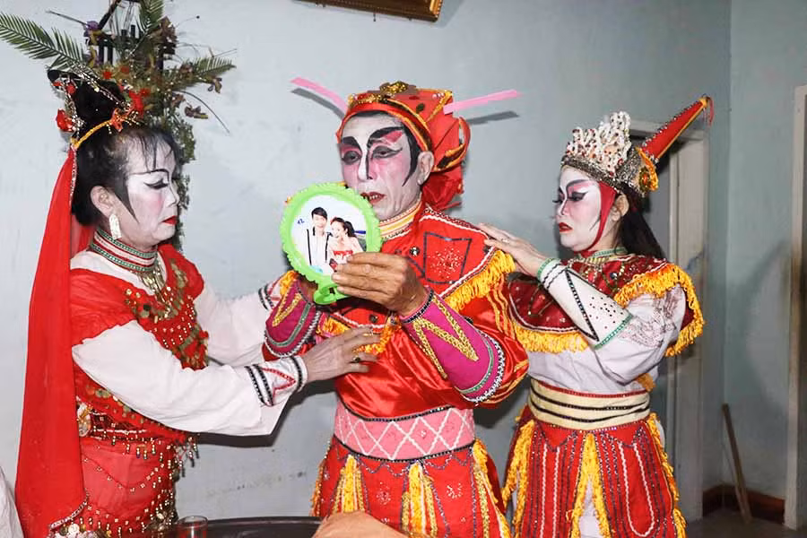  Các nghệ sĩ không chuyên của Câu lạc bộ hát tuồng thôn Tú Thủy chuẩn bị trước một buổi diễn. Ảnh: N.M