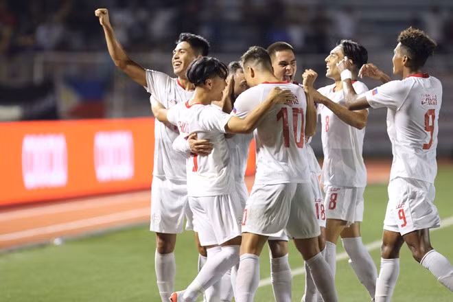 Niềm vui của chủ Philippines khi sống lại hy vọng vào bán kết - Ảnh Khả Hòa