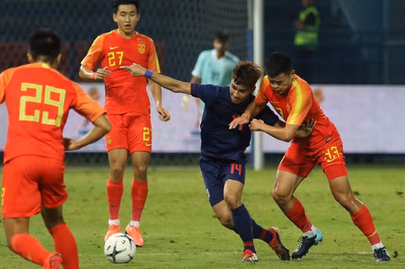  Một pha bóng trong trận giao hữu U23 Thái Lan thua Trung Quốc (áo đỏ) 1-2 - Ảnh: SIAMSPORTS