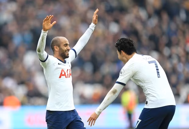  Son Heung-Min và Moura ăn mừng sau khi phối hợp ghi bàn. (Nguồn: bleacherreport)