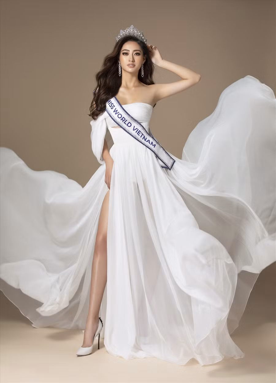 Sở hữu lợi thế chiều cao 1m78, số đo 3 vòng 89 – 62 – 92 cùng với khả năng tiếng anh lưu loát, Hoa hậu Lương Thuỳ Linh hứa hẹn sẽ làm nên chuyện tại Miss World 2019. Ảnh: Lê Thiện Viễn.