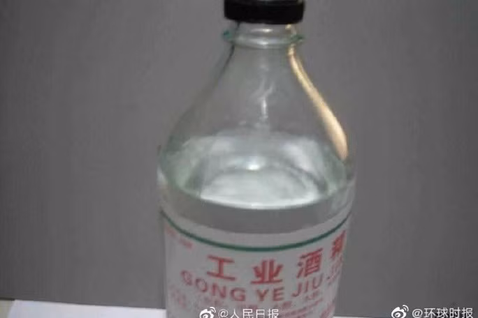  Ít nhất 5 người thiệt mạng và 14 người nhập viện sau khi uống rượu làm tại nhà có chứa cồn công nghiệp trong một tiệc cưới ở Trung Quốc. Ảnh: Weibo