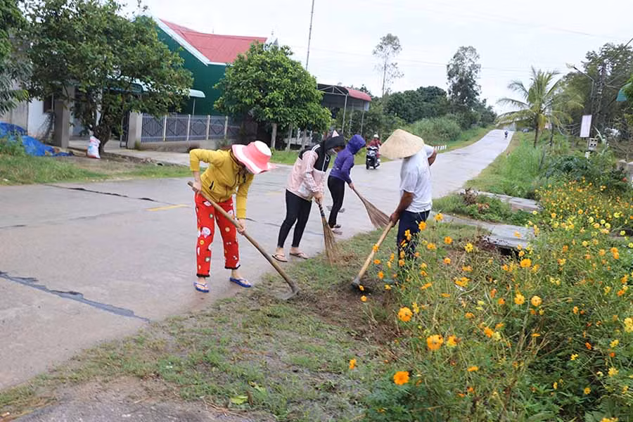  Người dân thôn 6 (xã Thành An, thị xã An Khê) dọn dẹp vệ sinh đường làng, ngõ xóm. Ảnh: N.M