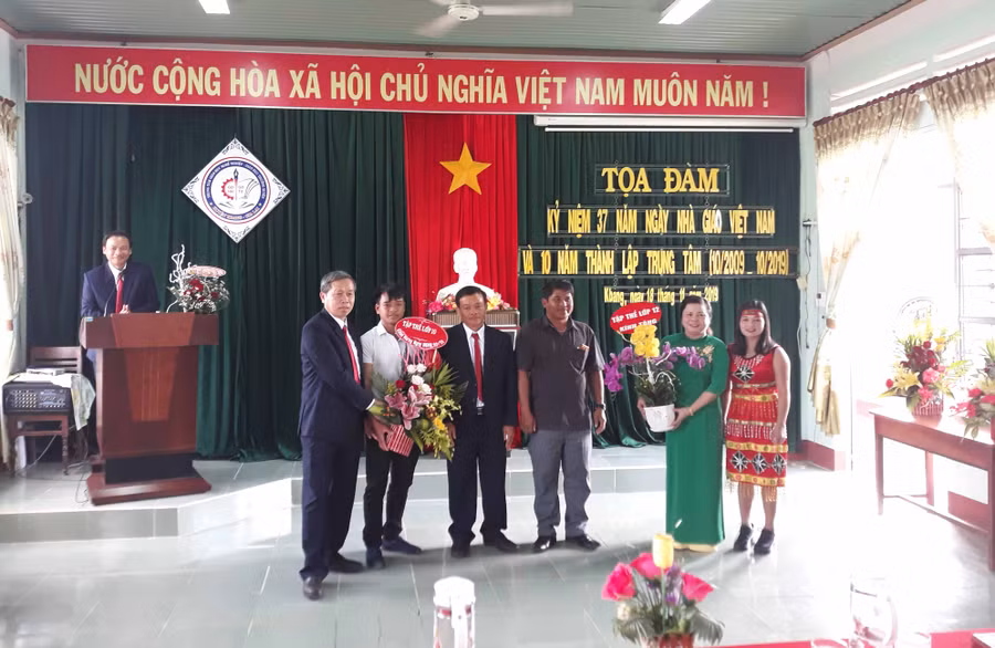 Đại diện các khóa đào tạo tặng hoa chúc mừng Trung tâm nhân kỷ niệm 10 năm thành lập. Ảnh: An Phát