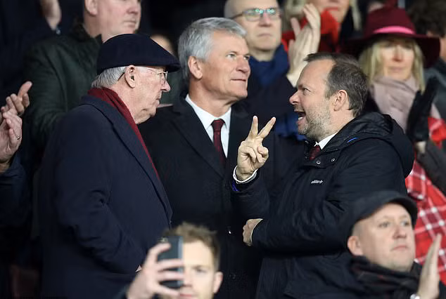 Cảnh Sir Alex đối đầu với Phó chủ tịch Woodward trên khán đài Cảnh Sir Alex đối đầu với Phó chủ tịch Woodward trên khán đài